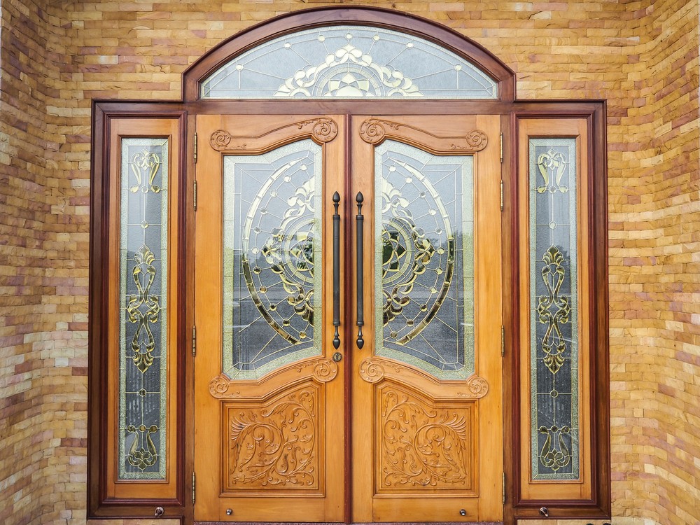 Парадная дверь в интерьере частного дома