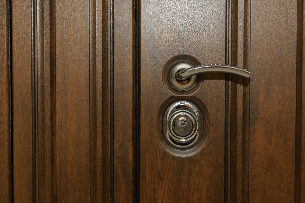 Вариант оформления входной двери в квартиру МДФ-панелью